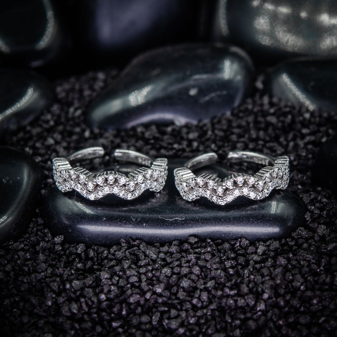 WaveLuxe – Sparkling Silver Toe Ring