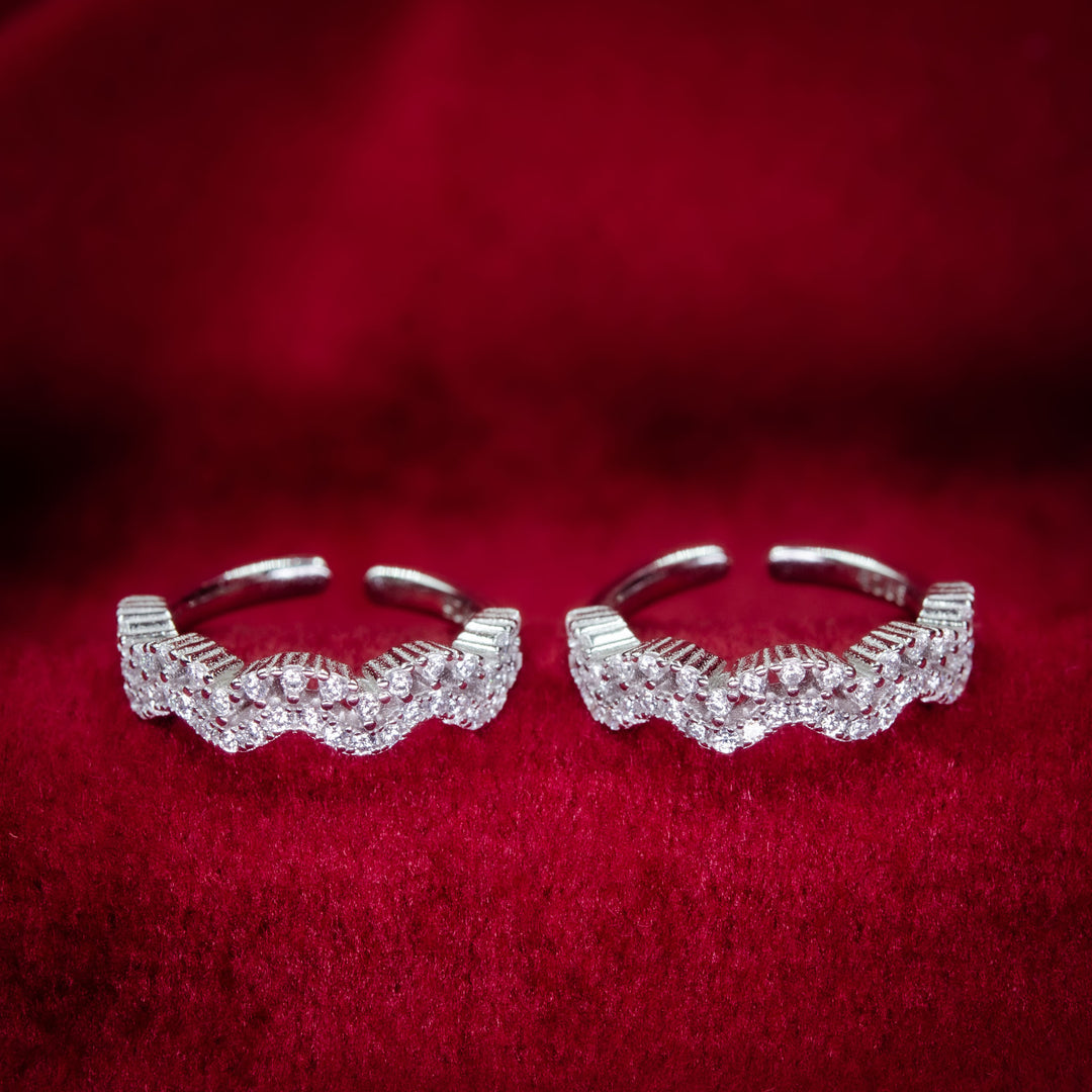 WaveLuxe – Sparkling Silver Toe Ring