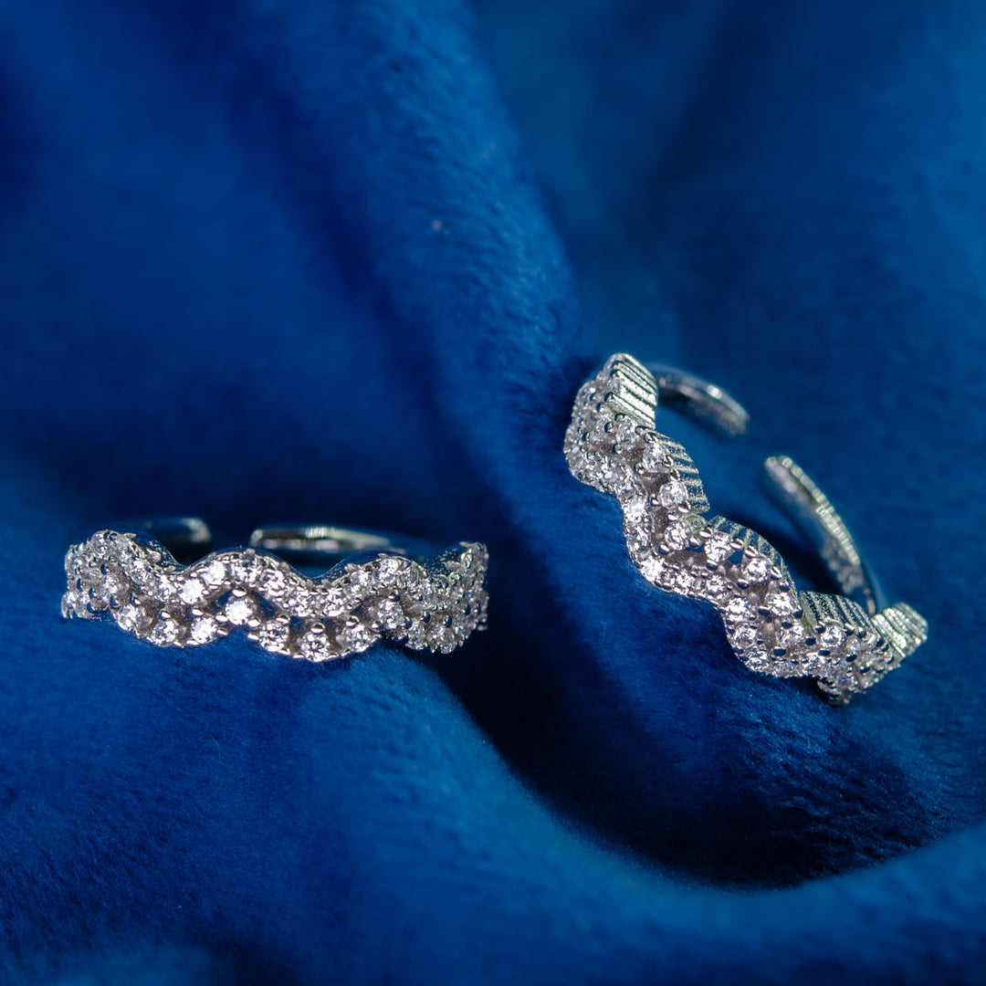 WaveLuxe – Sparkling Silver Toe Ring